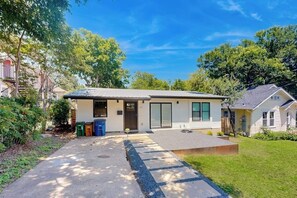 Exterior - Charming house with Internet in Central Austin near local attractions (Austin)