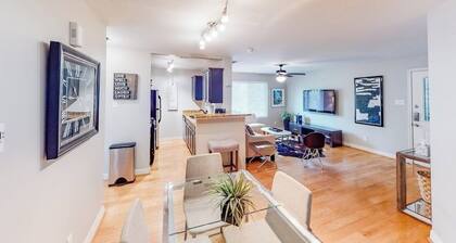 Lovely Austin condo close to downtown with streaming, W/D, central AC, & WiFi
