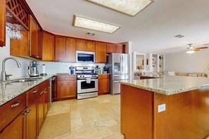 Wasserkocher mit Kaffee-/Teezubehör, Kühlschrank, Mikrowelle, Ofen