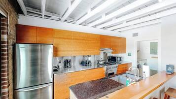 Cafetera/tetera, refrigerador, microondas, horno