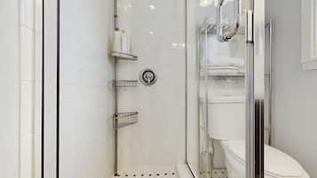 Chuveiro, secador de cabelo, toalhas de banho
