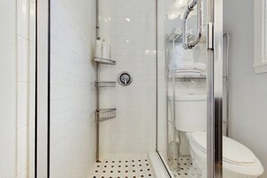 Bathroom - Charming guesthouse with full kitchen, private entrance & fenced patio (Austin)