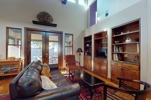 TV, books - Charming home with balcony, firepit, & 2 living rooms - near dining & music (Austin)