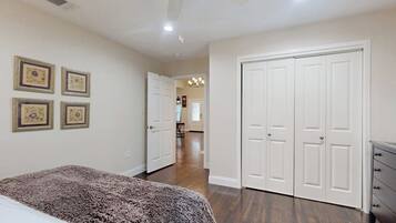 1 habitación, tabla de planchar con plancha, wifi gratis y ropa de cama