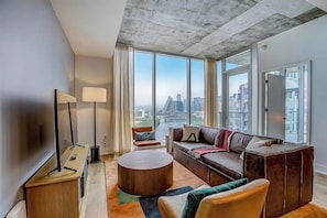 TV, ping pong, books - 23rd floor corner condo w/scenic sunset & lake-view balcony - rooftop pool & gym (Austin)