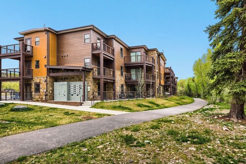 Modern Mountain Living 2br/2ba, New Listing