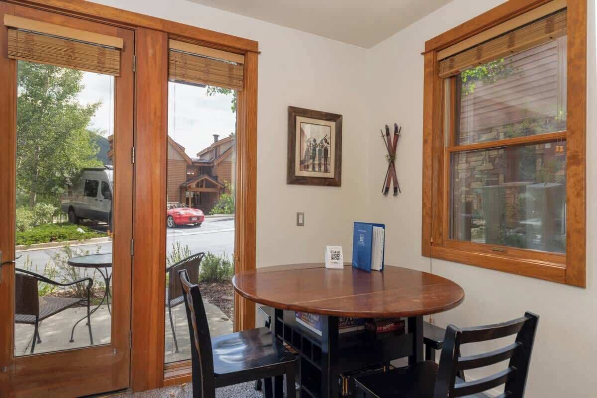 Condo, Multiple Beds, Mountain View (A-K-CH-AG301) | Dining