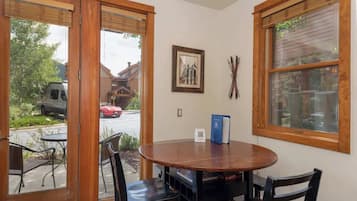Condo, Multiple Beds, Mountain View (A-K-CH-AG301) | Dining
