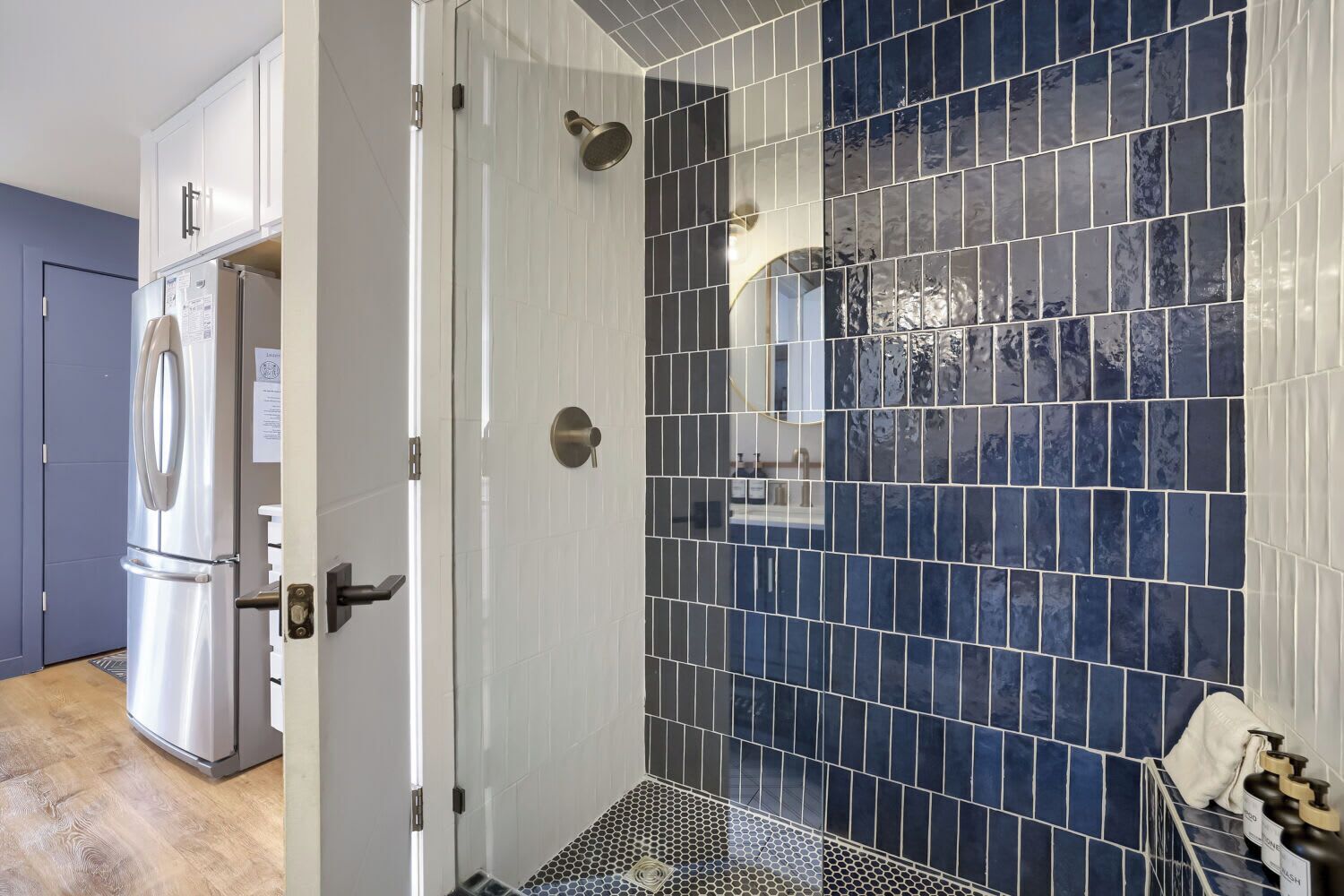 Apartment, Mehrere Betten, Gartenblick (A-D-LHB4) | Badezimmer | Kostenlose Toilettenartikel, Handtücher, Toilettenpapier