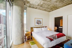 2 bedrooms, iron/ironing board, travel cot, free WiFi - Austin Rainey St. corner condo - lake views, private balcony, pool & gym (Austin)