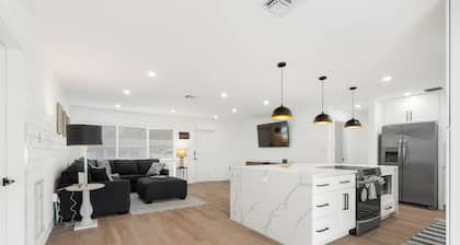 Delila's Chic 3br 2ba with Heated Pool