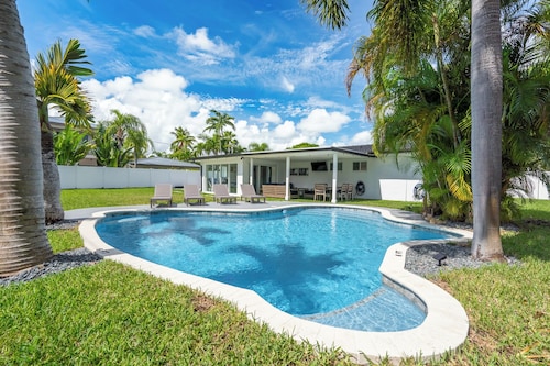 Delila's Chic 3br 2ba with Heated Pool 