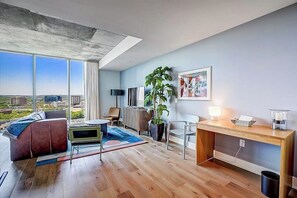 Fernseher, Tischtennisplatte, Bücher