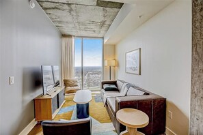 TV, ping pong, books - Austin city sunrise-view condo Rainey Street - rooftop pool & gym - dogs OK (Austin)