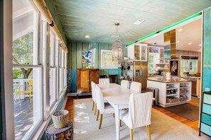 Dining - Quiet central home with enclosed yard, deck, grill, central AC, & washer/dryer (Austin)