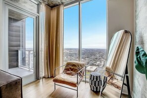 TV, ping pong, books - Rainey St. condo with balcony, rooftop pool, fitness center and coffee shop (Austin)