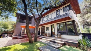 A modern two-story house with a covered patio and outdoor seating. - Stunning dog-friendly house w/private gas grill & deck -steps to South Congress (Austin)