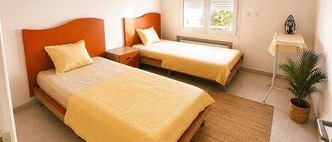 3 habitaciones, tabla de planchar con plancha, internet y ropa de cama
