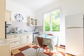Wasserkocher mit Kaffee-/Teezubehör, Kühlschrank, Mikrowelle, Ofen