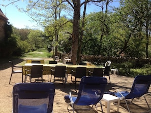 Outdoor dining - Vrbo Property (Carlucet)