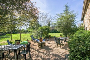 Outdoor dining - Vrbo Property (Carlucet)