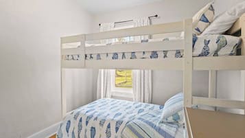 3 bedrooms, desk, iron/ironing board, travel crib