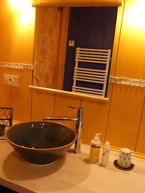 Bathroom - Gîte “À l’Ombre des Tilleuls” with Private Garden and Wi-Fi, Sleeps 2–4 (Darbonnay)