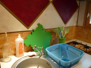 Private kitchen - Gîte “À l’Ombre des Tilleuls” with Private Garden and Wi-Fi, Sleeps 2–4 (Darbonnay)