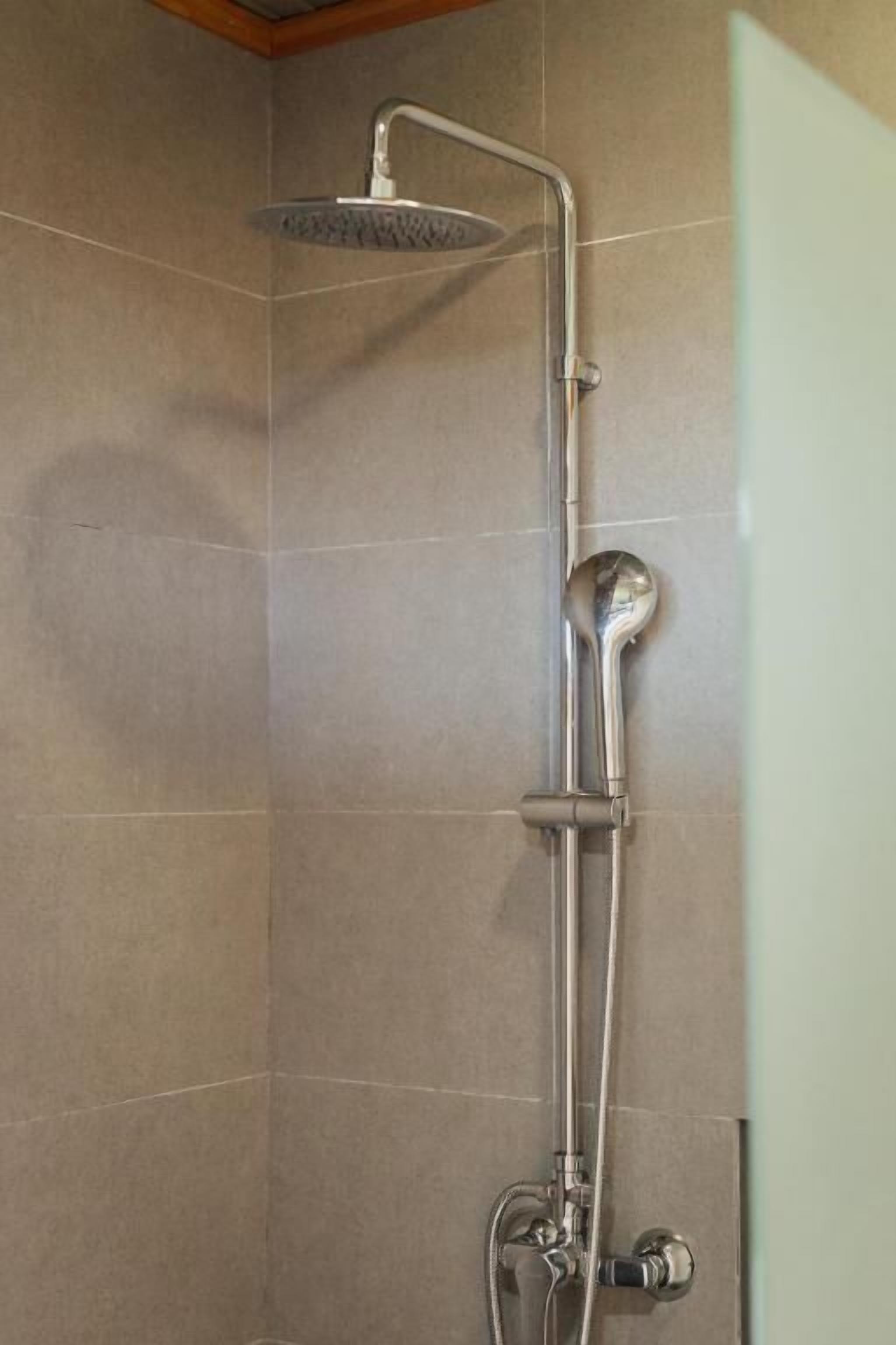 Douche, articles de toilette gratuits, serviettes fournies, savon