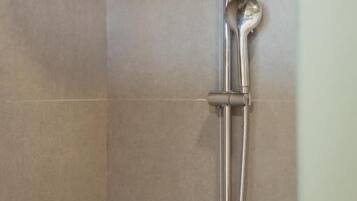 Douche, articles de toilette gratuits, serviettes fournies, savon