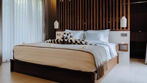 Ein modernes Schlafzimmer mit einem großen Bett, Holzvertäfelung und einem kleinen Nachttisch.