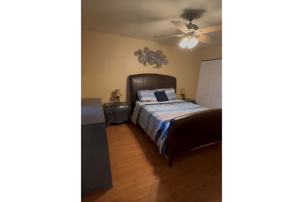 1 habitaci ón, tabla de planchar con plancha, internet y ropa de cama 