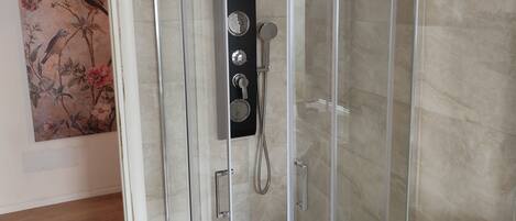 Een douche, een bidet, handdoeken, zeep