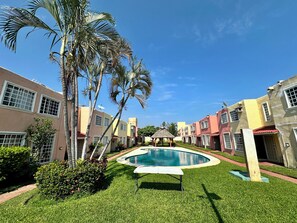 Pool - 3-bedroom house in safe condo with pool and sun lounger (Acapulco de Juárez)
