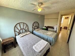Iron/ironing board, WiFi, bed sheets - 3-bedroom house in safe condo with pool and sun lounger (Acapulco de Juárez)