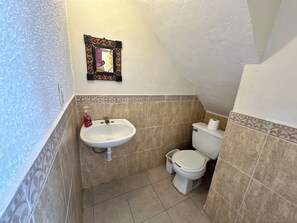 Shower, towels, toilet paper - 3-bedroom house in safe condo with pool and sun lounger (Acapulco de Juárez)