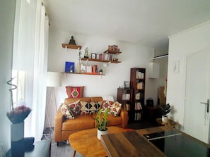 Ein Wohnzimmer mit einer Couch, einem Couchtisch und Bücherregalen.