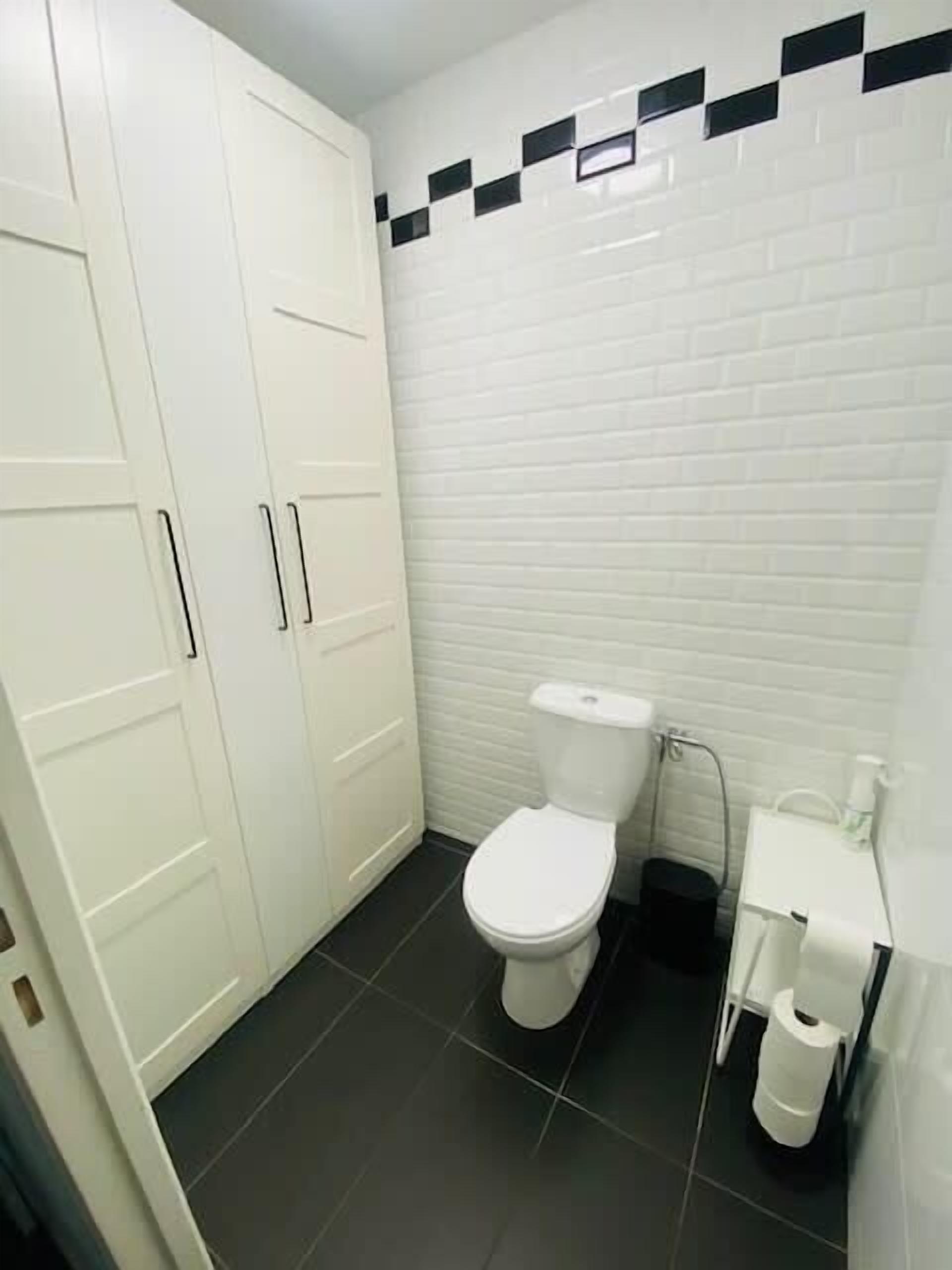 Suihku, hiustenkuivaaja, pyyhkeet