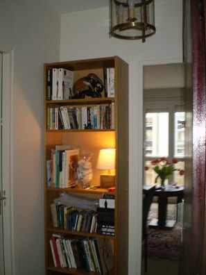 A bookshelf with various books and a decorative elephant figurine. - Boulogne (92) 10 min on Line 10 to Pont de Saint Cloud; easy access from the A10; 40 m² (Boulogne-Billancourt)