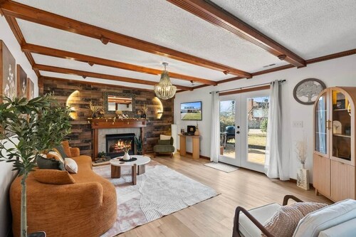 Oasis 5BR Farmhouse Retreat
