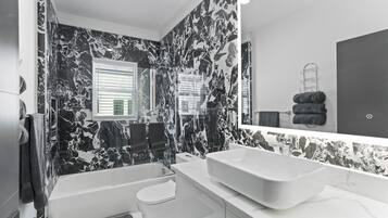 Serviettes fournies, papier toilette