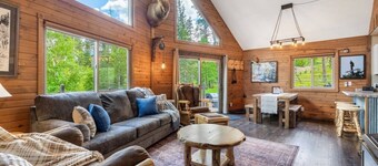 Elk Pointe Chalet- Hot Tub and Views!