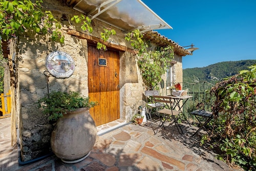 La Petite Bergerie in the Meadow – Authenticity, Nature & Panoramic Views