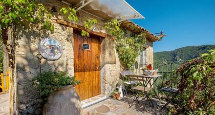 La Petite Bergerie in the Meadow – Authenticity, Nature & Panoramic Views