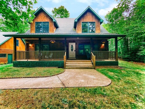 Cozy Log Cabin with Hot Tub & Firepit near Pebble Beach, Sister Bay, Wisconsin