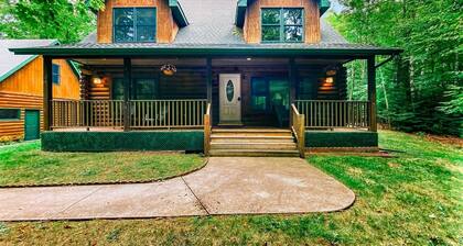 Cozy Log Cabin with Hot Tub & Firepit near Pebble Beach, Sister Bay, Wisconsin