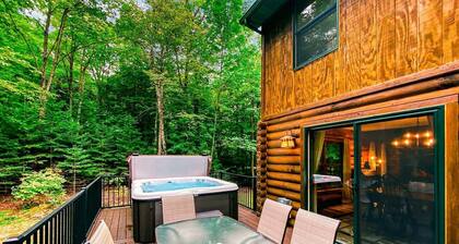 Cozy Log Cabin with Hot Tub & Firepit near Pebble Beach, Sister Bay, Wisconsin