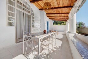 Outdoor dining - Apartment 'Quadara - Il Nido' with Sea View, Private Terrace and Shared Garden (Lingua)