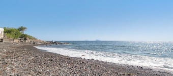 Apartment 'Quadara - Il Nido' with Sea View, Private Terrace and Shared Garden