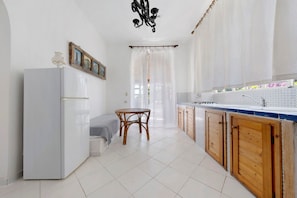 Fridge, stovetop, cookware/dishes/utensils - Apartment 'Quadara - Il Nido' with Sea View, Private Terrace and Shared Garden (Lingua)